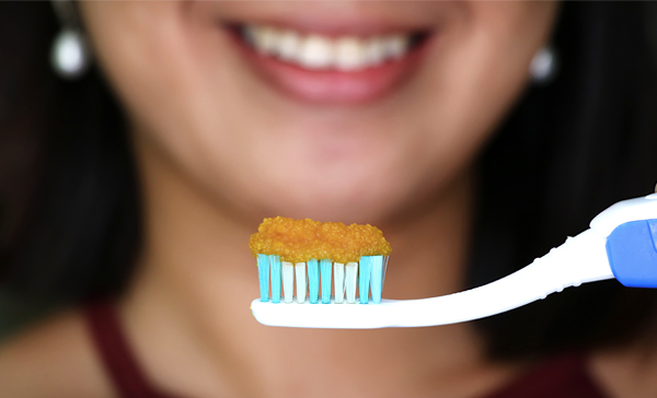تنظيف الأسنان بالكركم