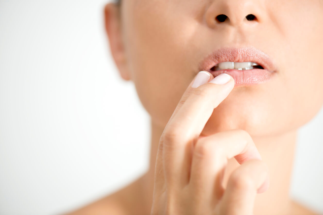 أسباب اسمرار الجلد حول الفم