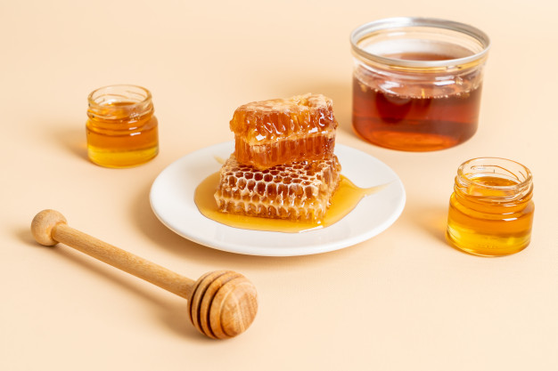 honey-fresh-honeycombs_1339-89853.jpg